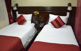 Отель Daily Plaza Hotel Сучава Стандартный двухместный номер с 1 кроватью или 2 отдельными кроватями-1